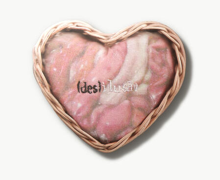 “(des)ilusão” Transfer sobre almofada e bordado. 11 x 9,5 cm